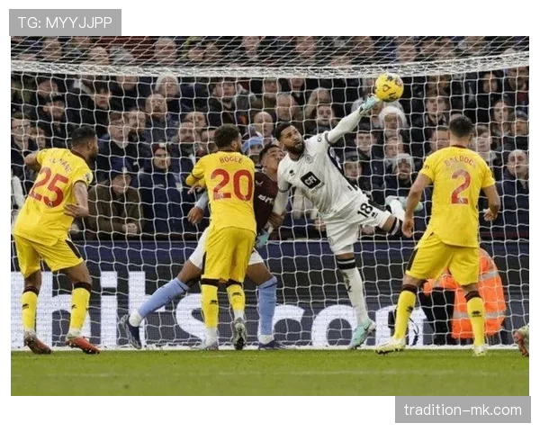 维拉球迷集体发声抗议,呼吁提升球队管理透明度并关注未来发展 维拉球迷集体发声抗议,呼吁提升球队管理透明度并关注未来发展