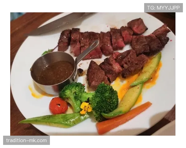 苏亚雷斯训练完回家吃晚饭，餐桌上摆着三块牛排、两盘意面，还有一整只烤鸡——这还是他“控制饮食”的样子？